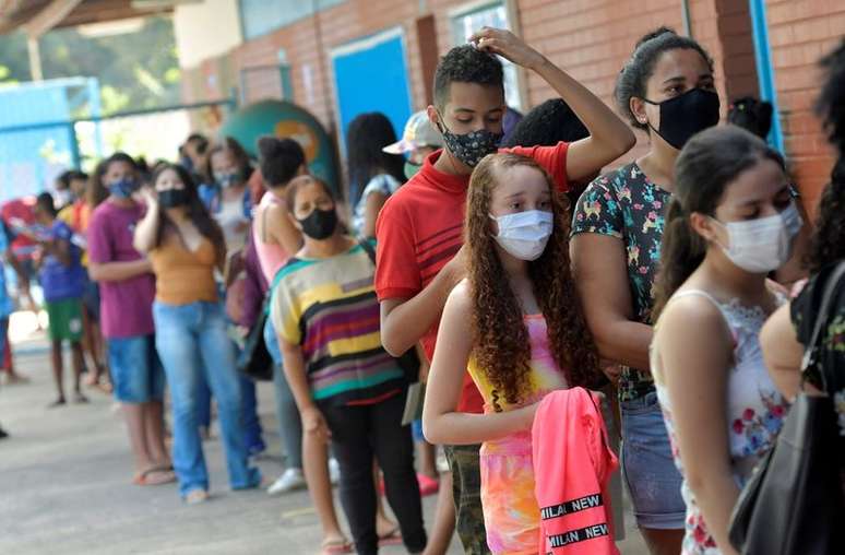 Adolescentes fazem fila para se vacinarem contra Covid-19 em Betim
16/06/2021 REUTERS/Washington Alves
