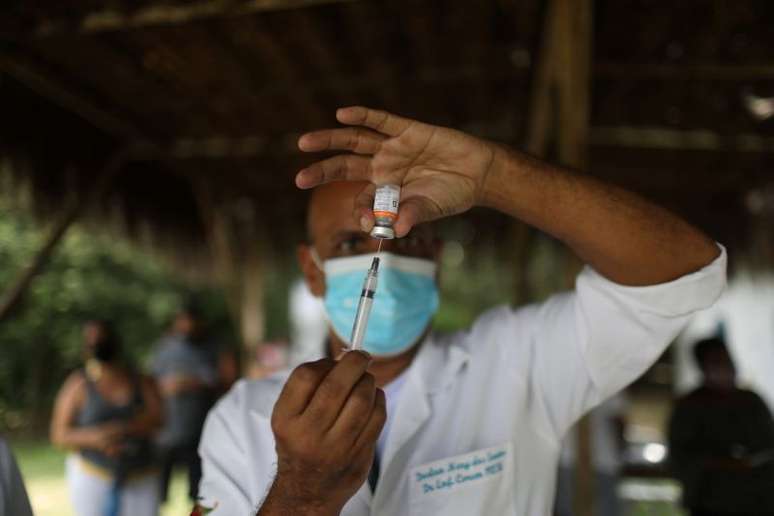 Profissional de saúde prepara vacina contra covid-19  para aplicação em Magé, no Rio de Janeiro
07/04/2021 REUTERS/Pilar Olivares