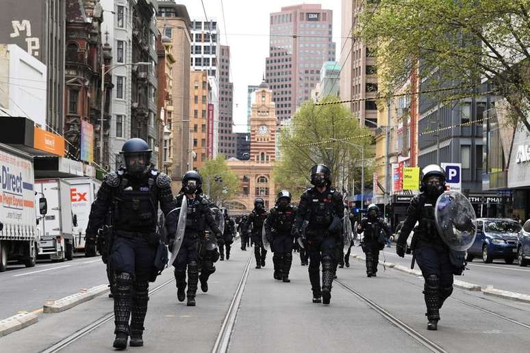 Policiais da tropa de choque nas ruas de Melbourne, na Austrália
22/09/2021 AAP Image/James Ross via REUTERS