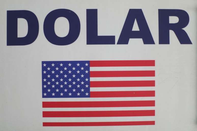 Placa com a palavra dólar e a bandeira dos EUA fixada em casa de câmbio na Cidade do México
26/02/2020
REUTERS/Edgard Garrido