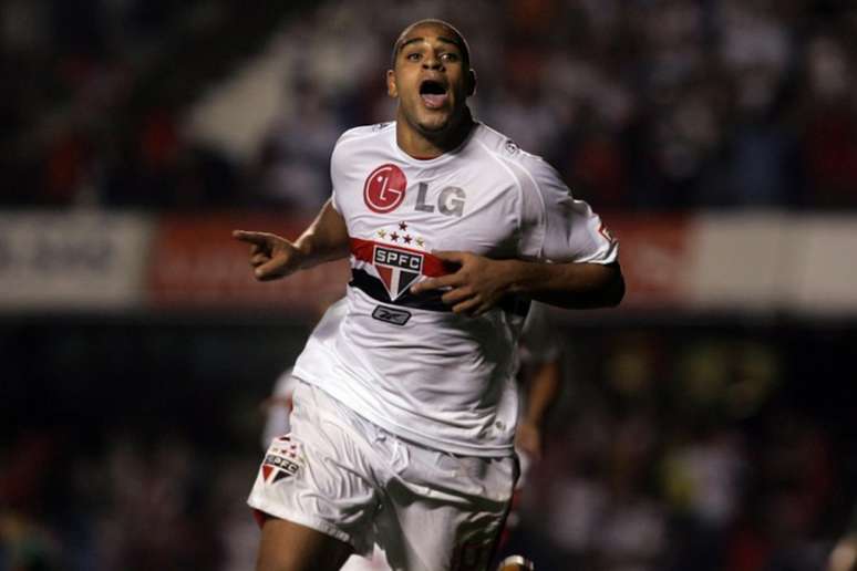 Em 2008, Adriano foi emprestado ao São Paulo e fez bonito, com 17 gols em 28 jogos (Foto: AFP / MAURICIO LIMA)