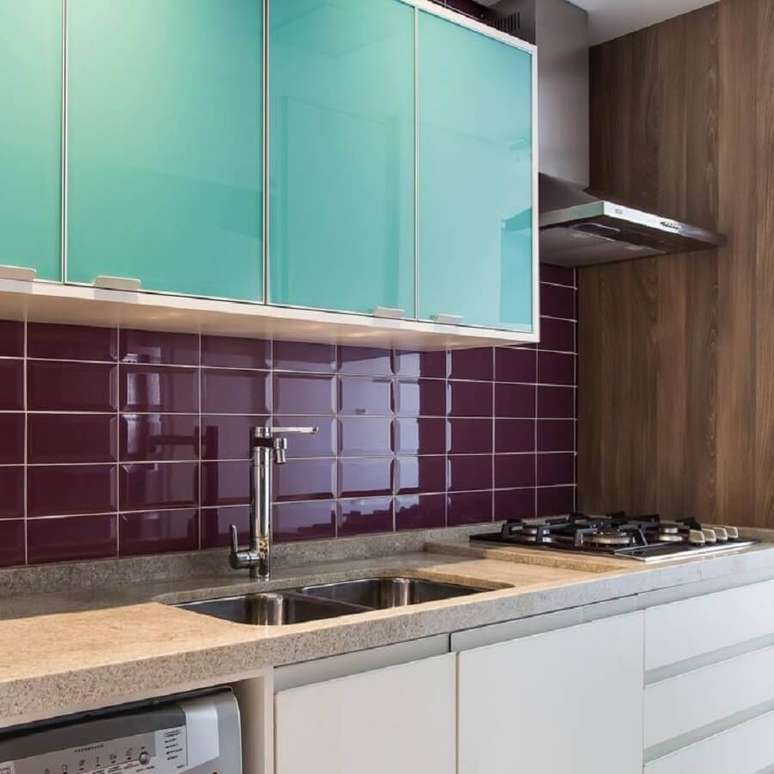 13. Armário aéreo cor ciano para decoração de cozinha planejada com revestimento bordo – Foto: Meyer Cortez Arquitetura Design