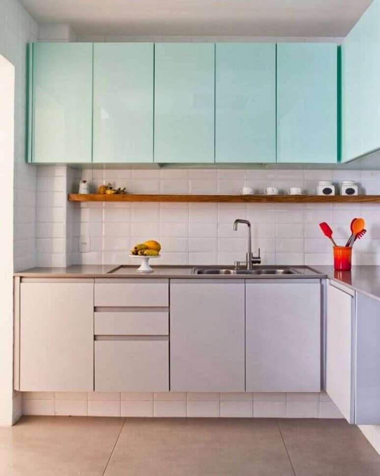 29. Cozinha planejada decorada com armário aéreo cor ciano – Foto: PKB Arquitetura