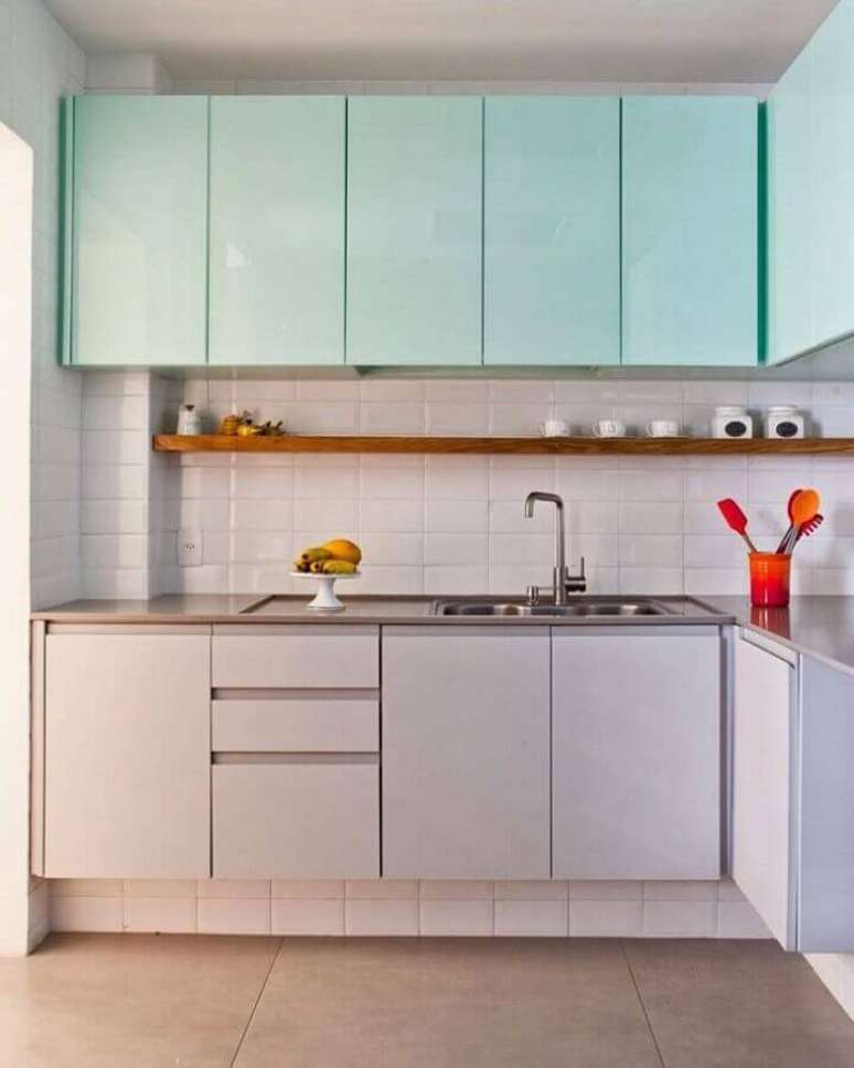 29. Cozinha planejada decorada com arm&aacute;rio a&eacute;reo cor ciano &ndash; Foto: PKB Arquitetura