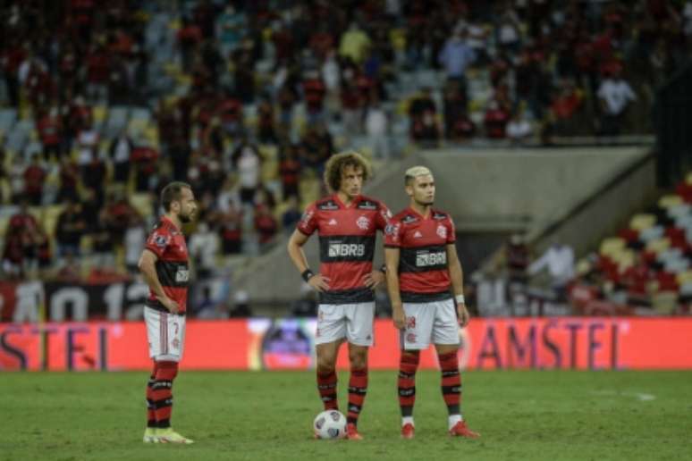 David Luiz preparando-se para cobrança de falta no Maracanã (Foto: Gilvan de Souza/Flamengo)
