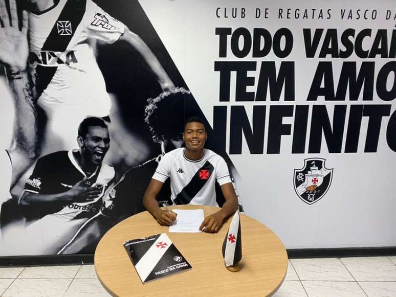 GB assina seu primeiro contrato profissional com o Vasco da Gama (Foto: Divulgação/Vasco)