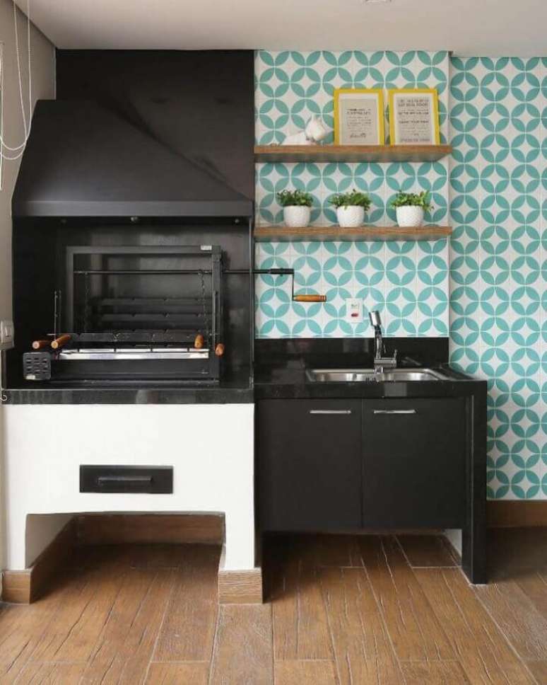 56. Revestimento cor ciano e branco para decora&ccedil;&atilde;o de varanda gourmet com churrasqueira preta &ndash; Foto: GF Projetos