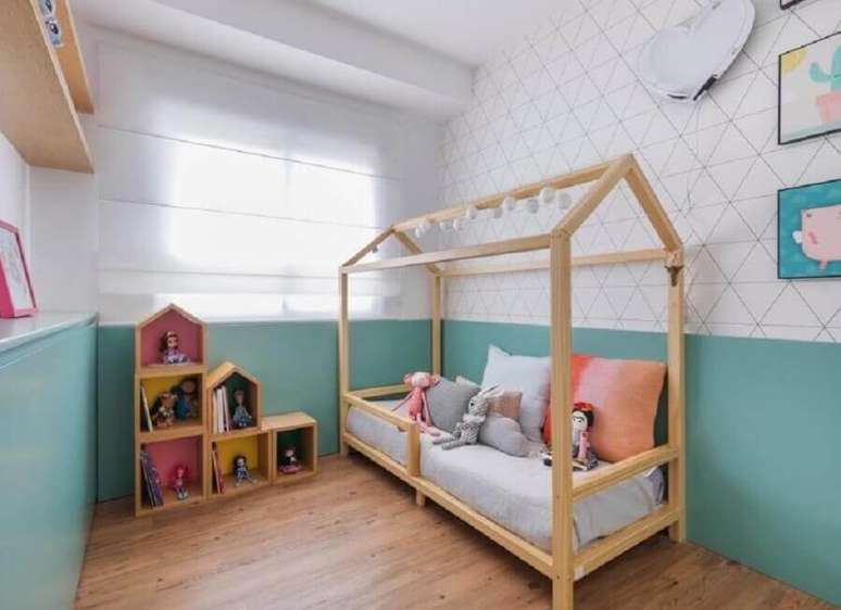 24. Cor de tinta azul ciano para quarto infantil decorado com cama casinha e papel de parede delicado – Foto: Casa 2 Arquitetos