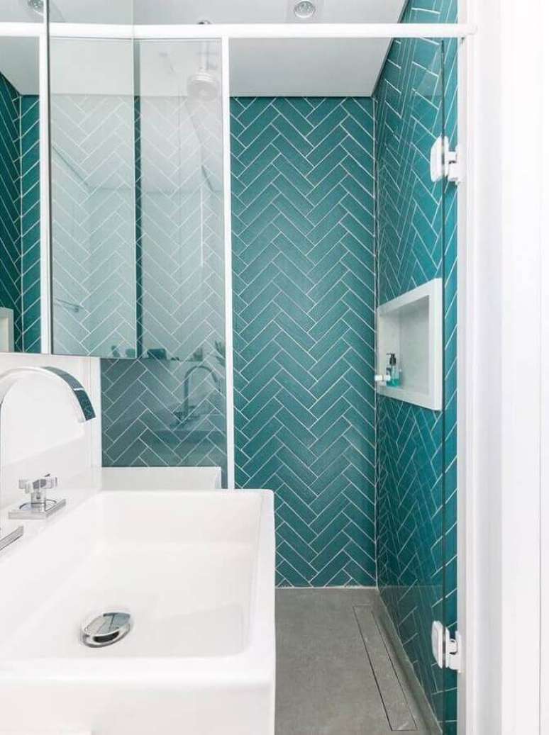 32. Decoração de banheiro pequeno com revestimento de parede cor ciano – Foto: Apto41
