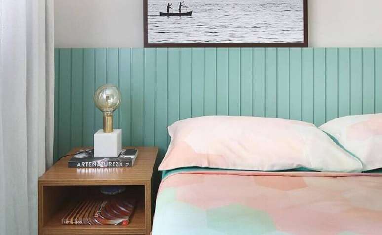 41. Decora&ccedil;&atilde;o de quarto de casal com criado mudo de madeira e cabeceira cor ciano &ndash; Foto: Bianchi e Lima Arquitetura