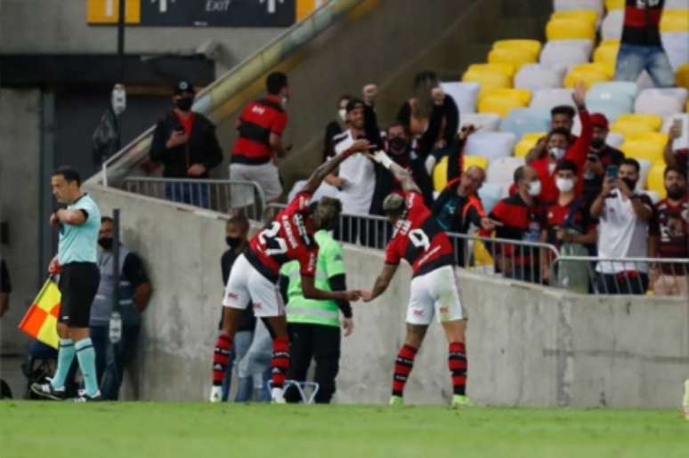 Bruno Henrique e Gabigol comemoram primeiro gol do Flamengo sobre o Barcelona-EQU (Foto: Gilvan de Souza/Flamengo)