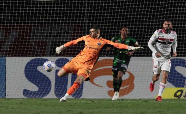 Goleiro Tiago Volpi salvou o São Paulo da derrota contra o América-MG (Foto: Rubens Chiri / saopaulofc)