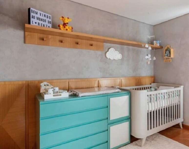 19. Cômoda cor ciano para decoração de quarto de bebê moderno com parede de cimento queimado – Foto: Studio Derive