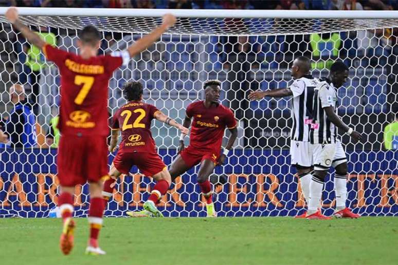 Tammy Abraham marcou o gol da vitória da Roma sobre a Udinese (Foto: Alberto PIZZOLI / AFP)
