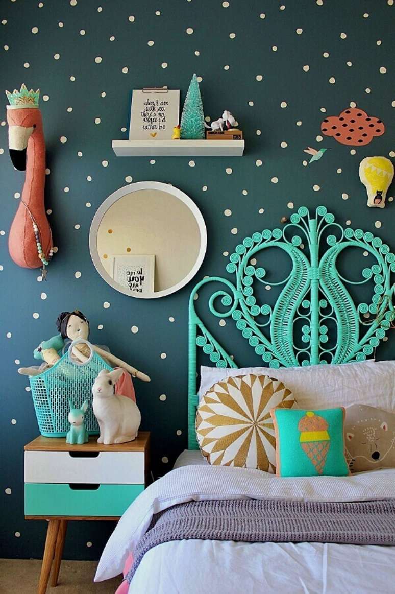 16. Cabeceira cor ciano para quarto infantil decorado com parede de bolinhas – Foto: Decor Fácil