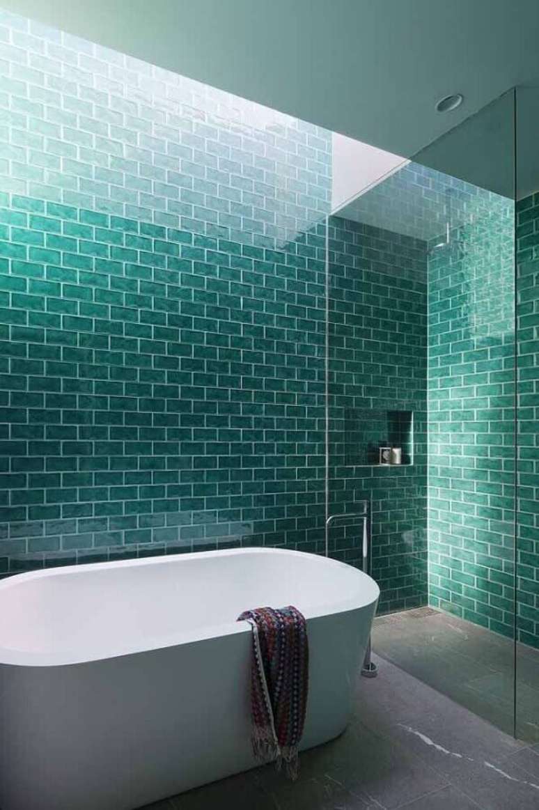 57. Revestimento cor ciano para banheiro decorado com banheira de imersão – Foto: ArchDaily