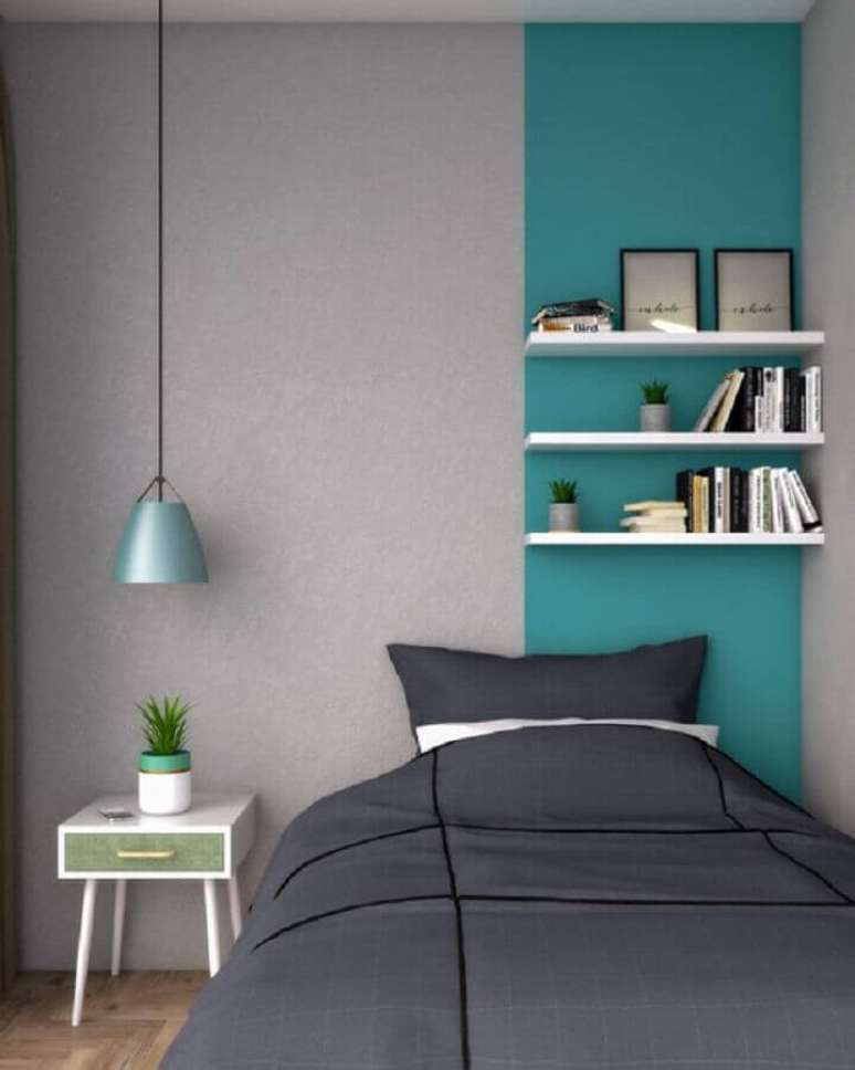 4. Quarto cinza moderno decorado com faixa de parede cor ciano – Foto: Interior Design Ideas