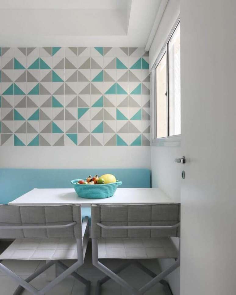 44. Decoração de sala de jantar pequena com revestimento cor ciano – Foto: Quattrino Arquitetura