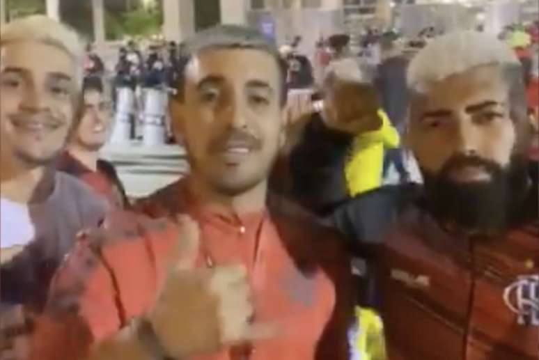 Pedro, Arrascaeta e Gabigol 'da torcida' curtindo o pré-jogo entre Flamengo e Barcelona (EQU) no Maracanã (Foto: Reprodução / Twitter Rodrigo Portella)