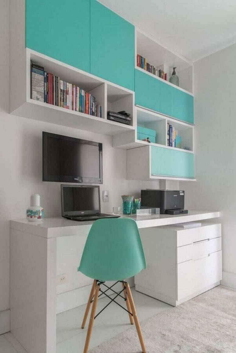 45. Home office branco decorado com cadeira e arm&aacute;rio a&eacute;reo cor ciano &ndash; Foto: Decor F&aacute;cil