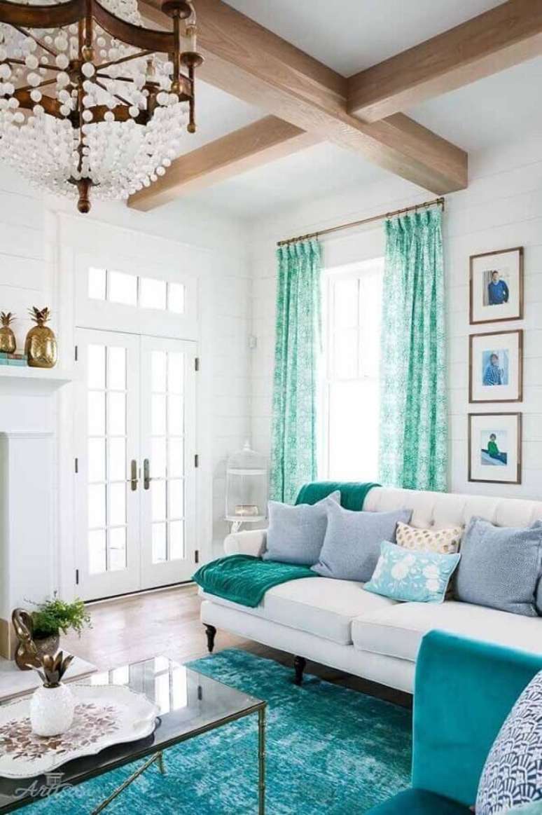 43. Decoração de sala branca com tapete cor azul ciano – Foto: Artisan Signature Homes