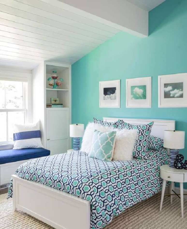 46. Parede cor ciano para decoração de quarto branco planejado – Foto: Home Fashion Trend