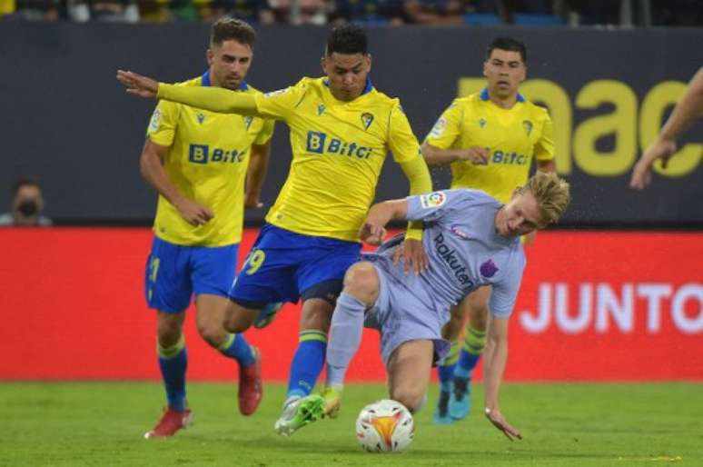 De Jong foi expulso no confronto contra o Cádiz (Foto: CRISTINA QUICLER / AFP)