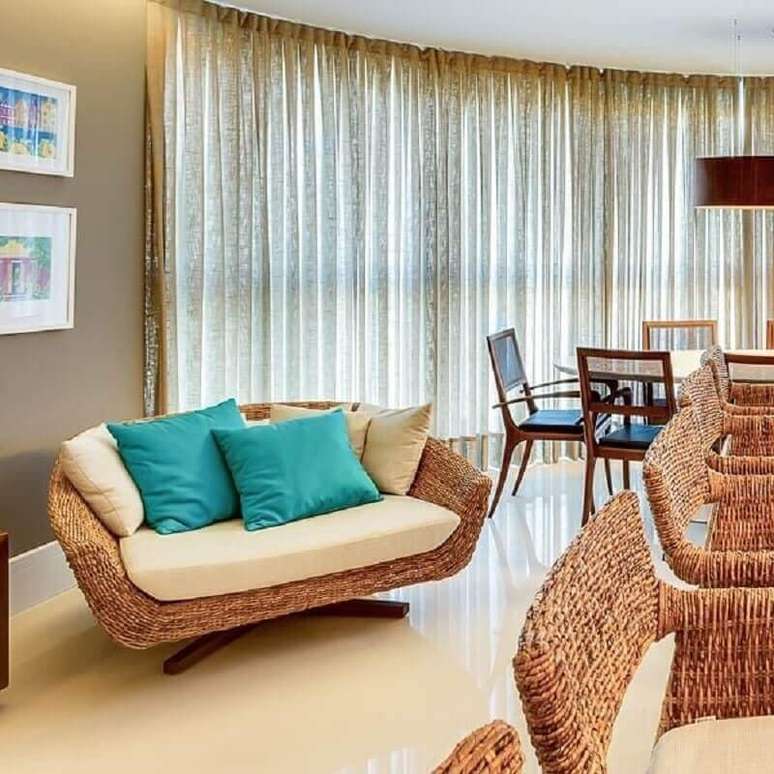 10. Almofada cor ciano para sala decorada em cores neutras com poltrona rustica &ndash; Foto: NP Arquitetura
