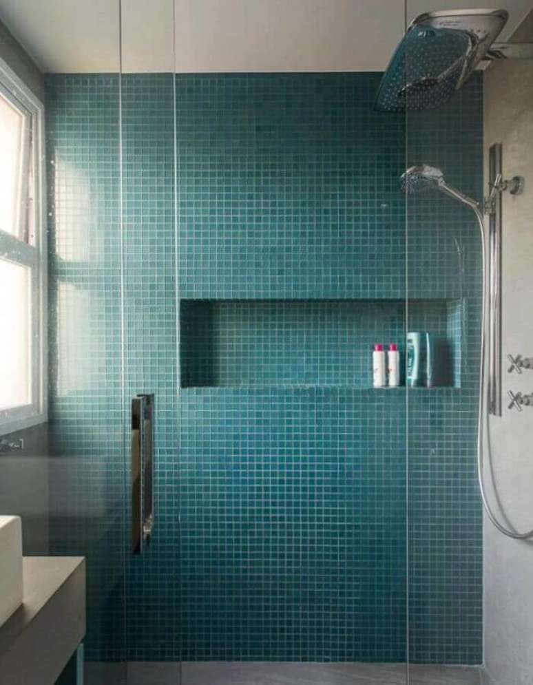 31. Decoração de banheiro com pastilha cor azul ciano – Foto: Karen Pisacane Interiores