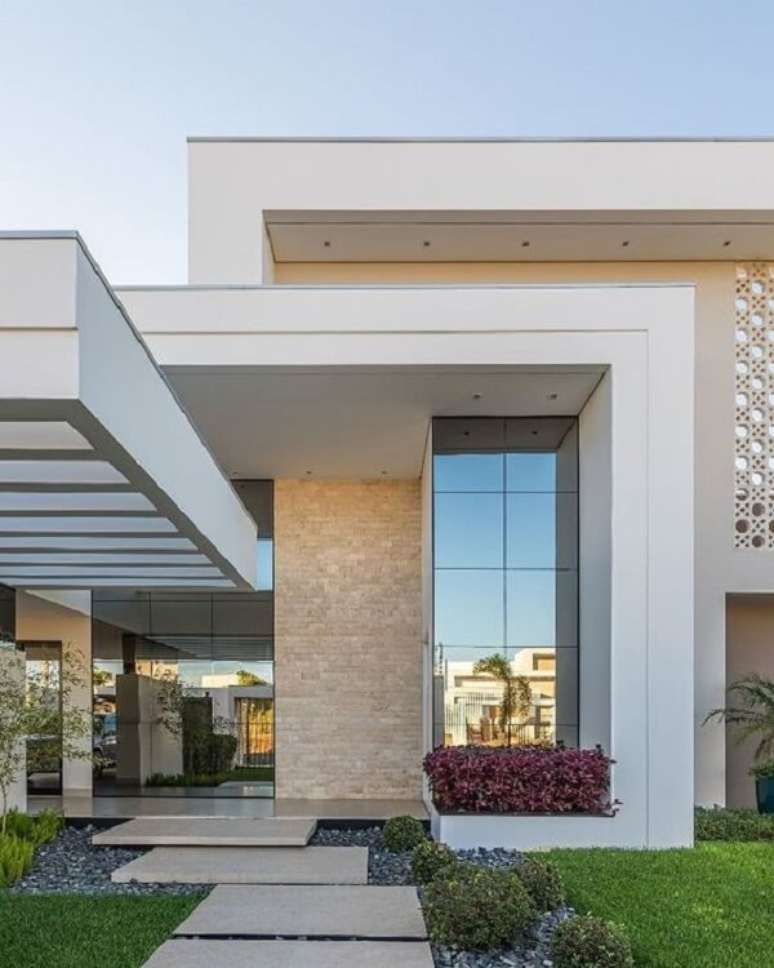 12. Fachada contempor&acirc;nea com pergolado de concreto. Fonte: Decor Salteado