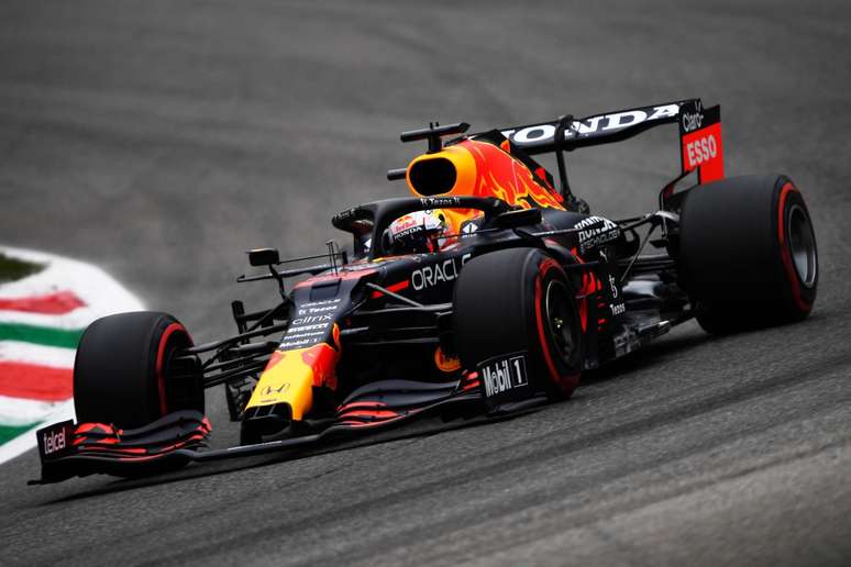 Max Verstappen lidera a Fórmula 1 com cinco pontos de vantagem para Lewis Hamilton 