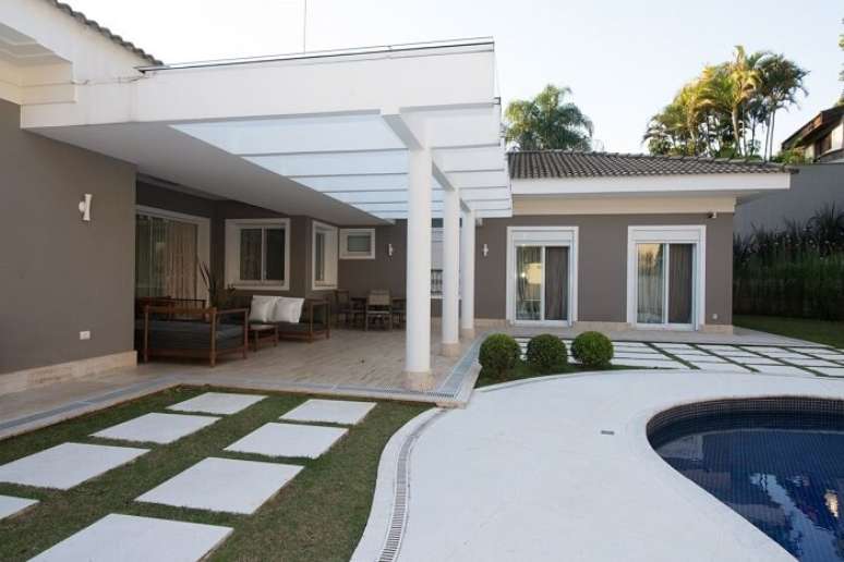 7. O pergolado de concreto com vidro traz charme para a &aacute;rea externa. Fonte: Riabitare