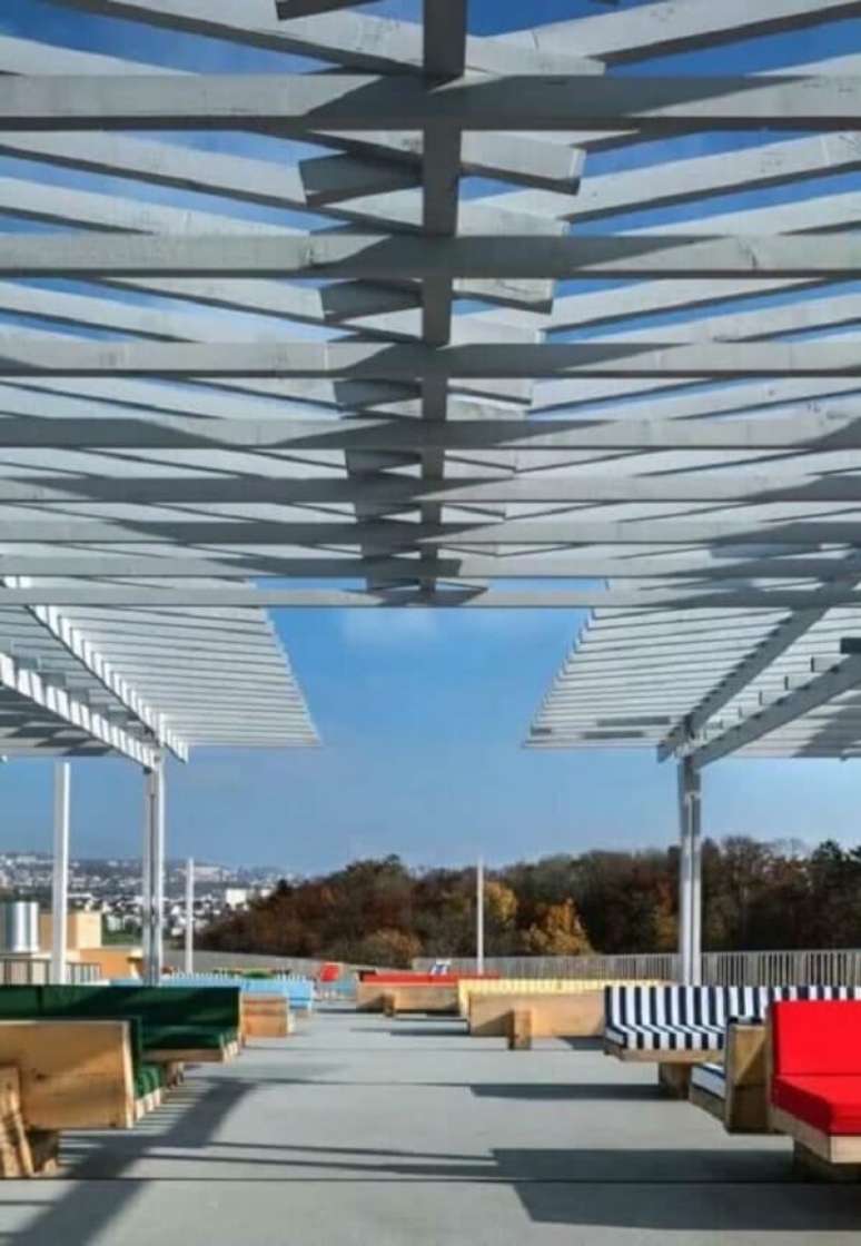 20. &Aacute;rea externa com pergolado de concreto tran&ccedil;ado. Fonte: Decor F&aacute;cil