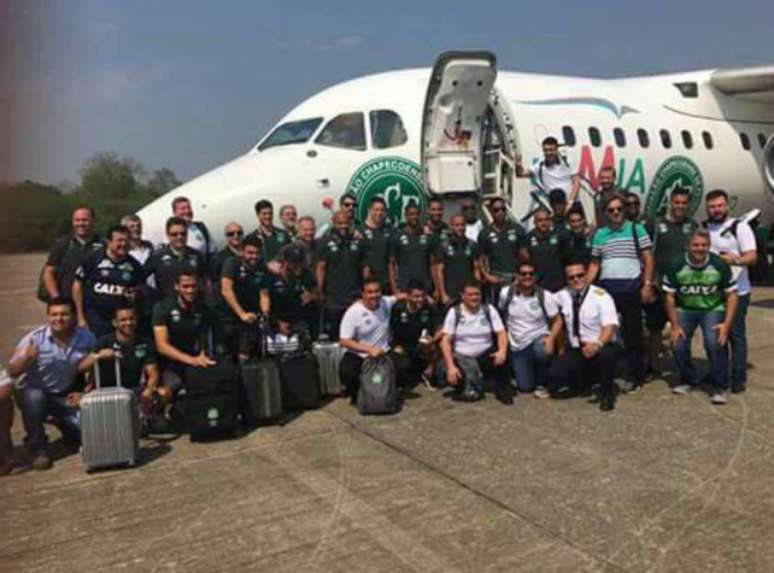 Comitiva da Chapecoense antes de embarcar no voo com destino a Medellín que caiu e deixou 71 mortos (Foto: Reprodução)