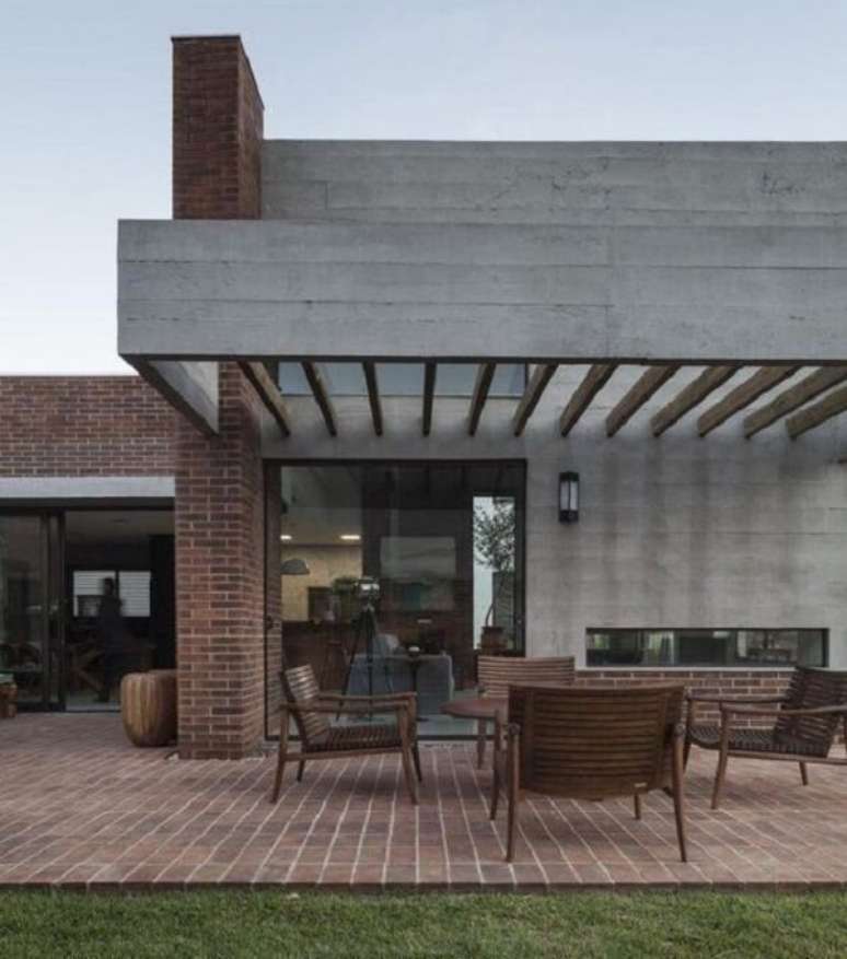 26. Casa moderna com pergolado de concreto. Fonte: Arkpad