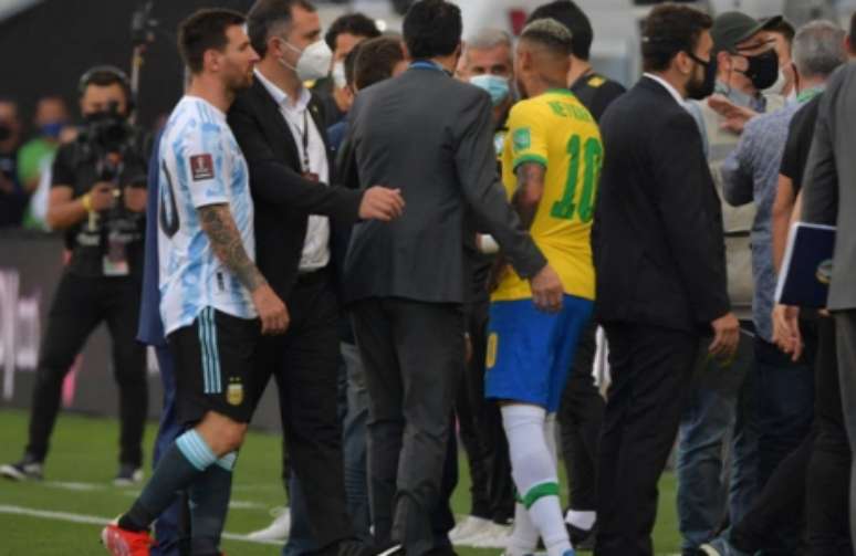 Atletas brasileiros e argentinos conversam com autoridades (Foto: NELSON ALMEIDA / AFP)