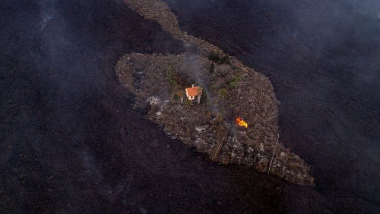 A residência está sendo chamada de 'casa milagrosa' por ter escapado da lava do vulcão