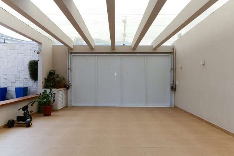 41. Pergolado de concreto garagem e port&atilde;o met&aacute;lico. Fonte: Homify