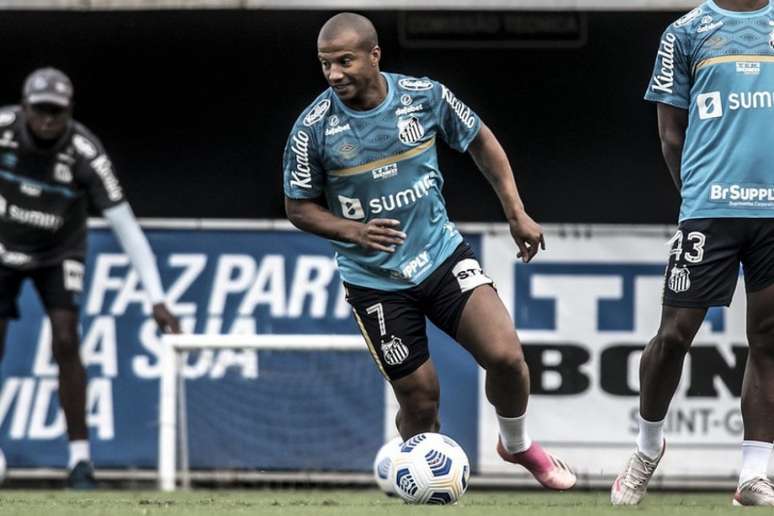 Carlos Sánchez deve voltar ao Santos na partida contra o Juventude (Foto: Ivan Storti)