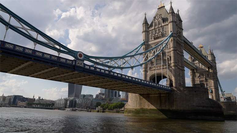 Aidan Minter estava atravessando a ponte Tower Bridge, no centro de Londres, em direção a uma reunião de negócios, quando avistou corpo boiando no rio Tâmisa