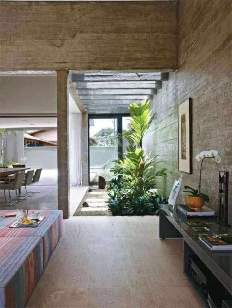 45. O pergolado de concreto permite a entrada de luz natural e chuva sobre as plantas do jardim de inverno. Fonte: Architecture Art Designs
