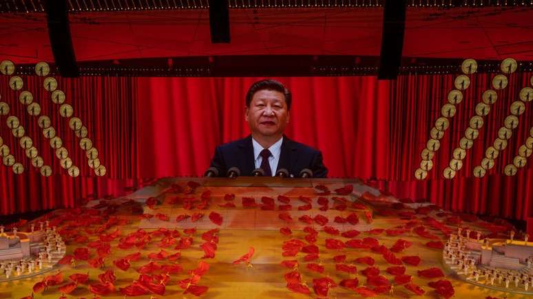 Xi Jinping aparece em tela gigante durante eventos que celebraram os 100 anos do Partido Comunista Chin&ecirc;s