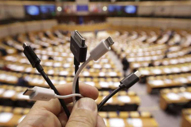 Comissão Europeia quer carregador de bateria único no bloco