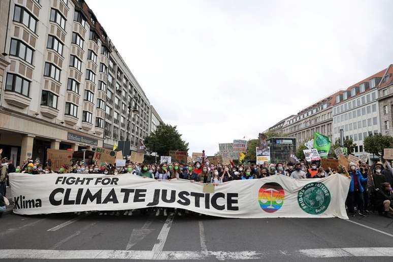 Protesto contra a mudança climática em frente ao edifício do Reichstag, em Berlim
24/09/2021
REUTERS/Christian Mang