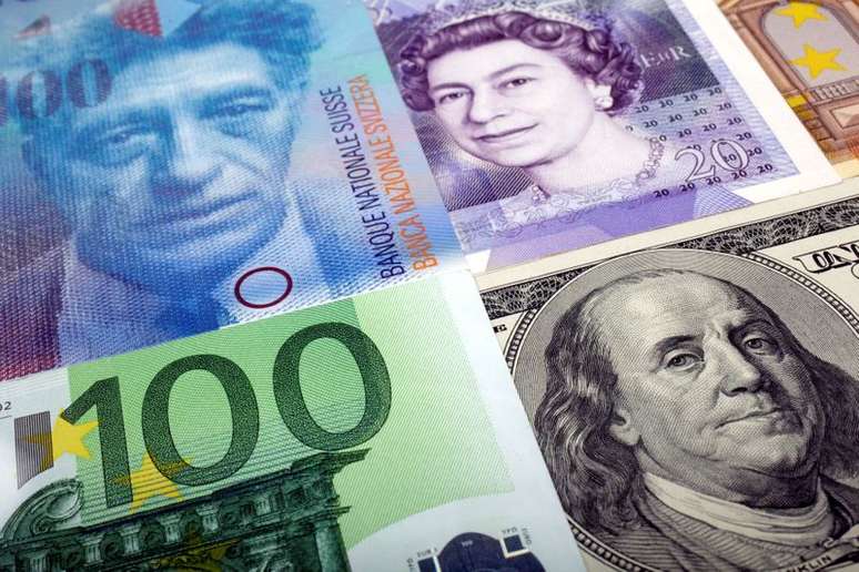 Notas de dólar, franco suíço, libra esterlina e euro 
26/01/2011
REUTERS/Kacper Pempel