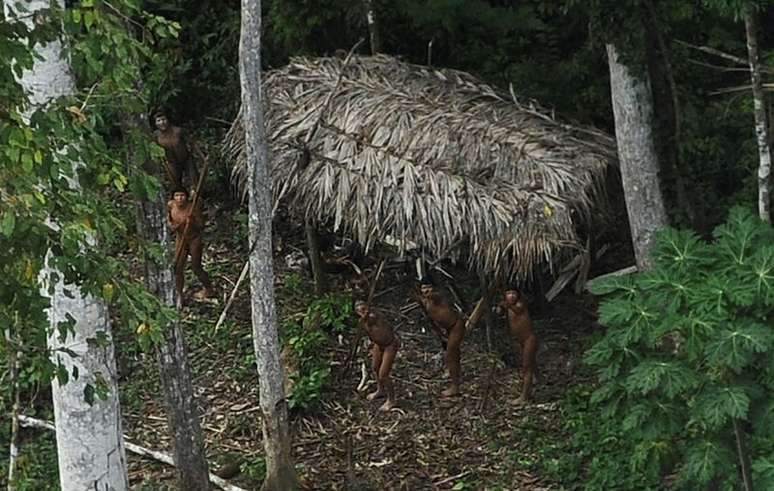 Indígenas isolados reagem a avião sobre sua comunidade na floresta amazônica no Acre
25/03/2014
REUTERS/Lunae Parracho