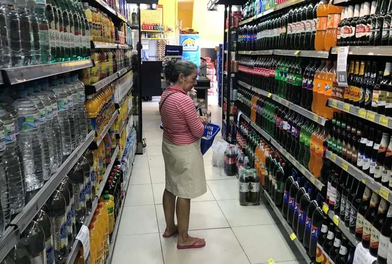 Pessoa procura bebida em supermercado no Rio de Janeiro
10/05/2019
REUTERS/Pilar Olivares