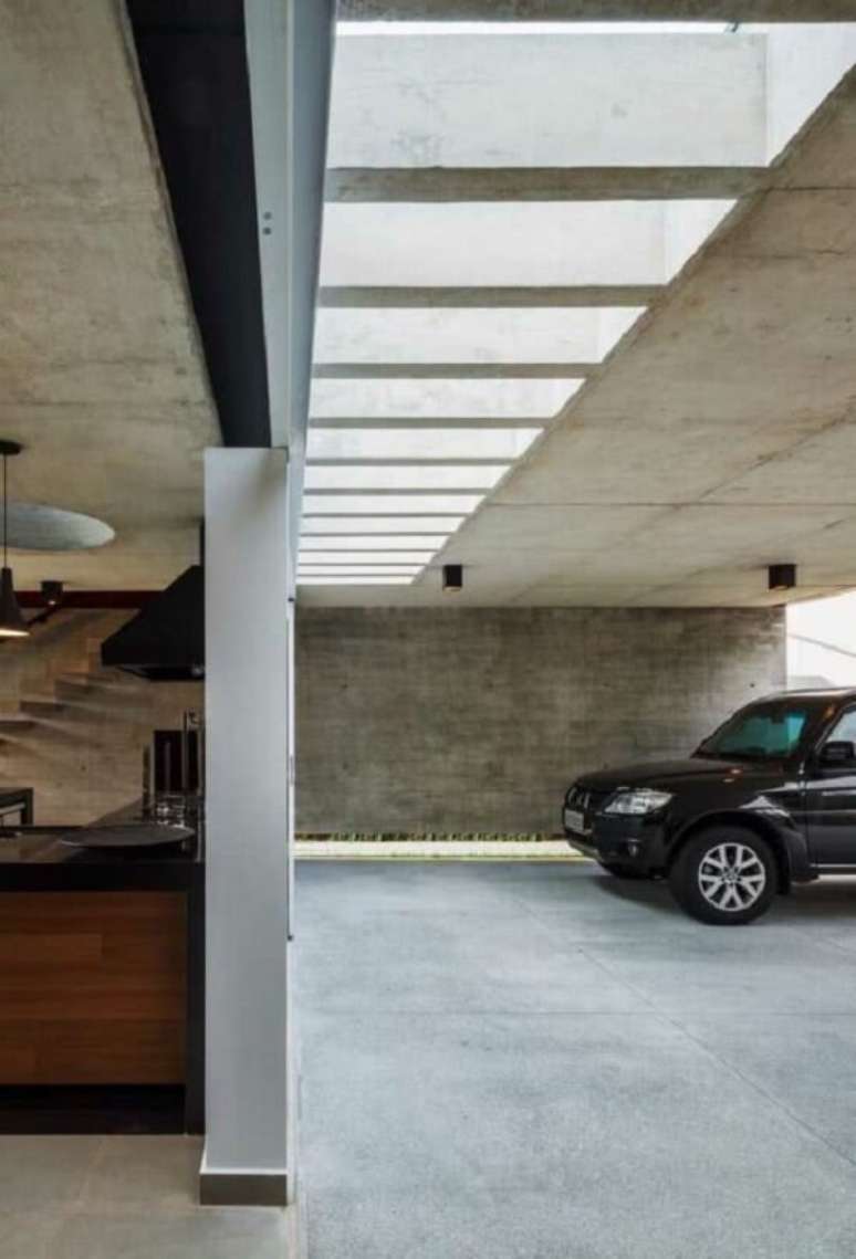 43. Pergolado de concreto garagem facilita a entrada de luz natural no ambiente. Fonte: Decor Fácil