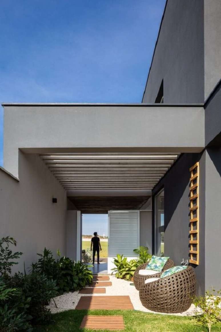 31. O pergolado de concreto agrega valor na arquitetura do imóvel. Fonte: Archdaily