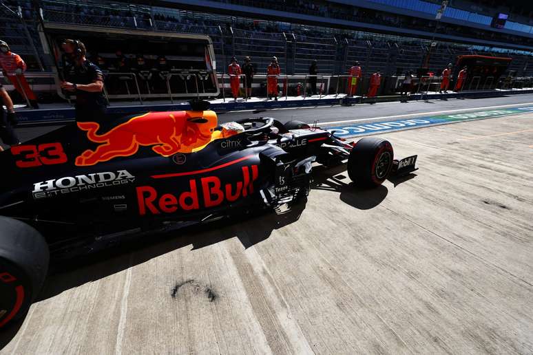 Max Verstappen ficou atrás da Mercedes no treino livre 1 em Sóchi 